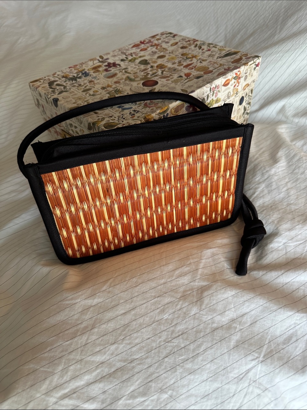 💜 3/30 Woven Straw Shoulder Bag with Black Trim